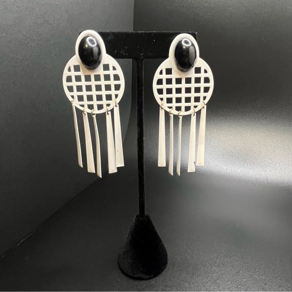 Y2K vintage dangle earrings. White with black cabachon faux onyx stone. - Picture 2 of 6